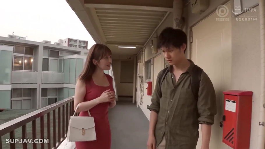 白色手提包 · 住宅楼 · 红色紧身连衣裙 · 神情严肃 · 中景镜头 · 住宅区背景