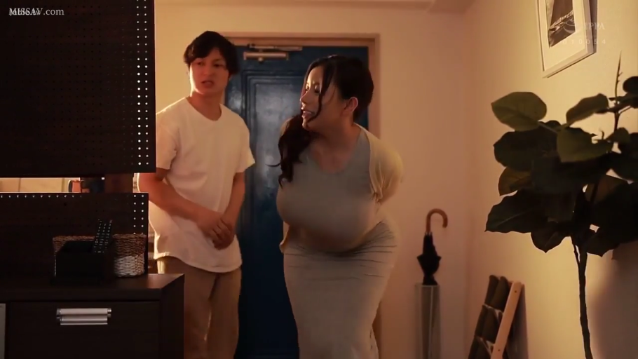 柜子 · 住宅内部 · 女子上半身特写 · 男子神情紧张 · 男子白色T恤