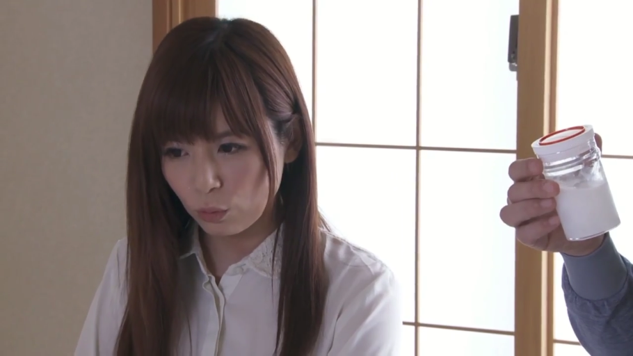 坐姿 · 白色衬衫 · 面部特写 · 注视 · 药瓶 · 平淡 · 日式室内 · 褐色长发