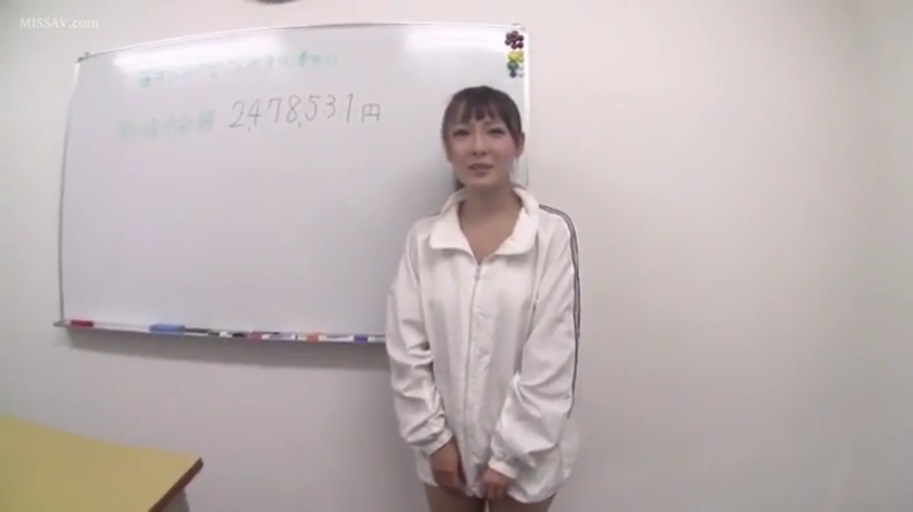 办公室内 · 交谈 · 面部特写 · 白色运动外套 · 白板笔 · 白板上有文字和数字
