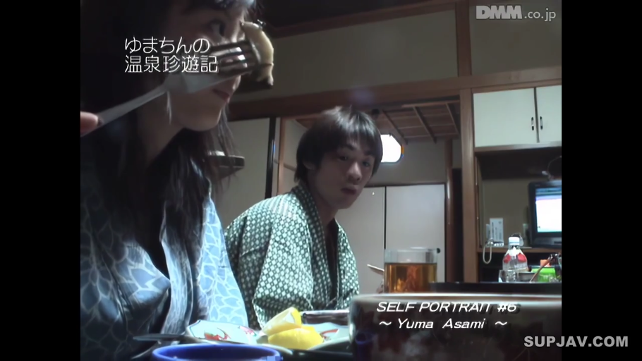 餐盘 · 注视 · 画面有水印 · 叉子上的食物 · 温泉旅馆房间 · 男女均身着日式温泉浴衣