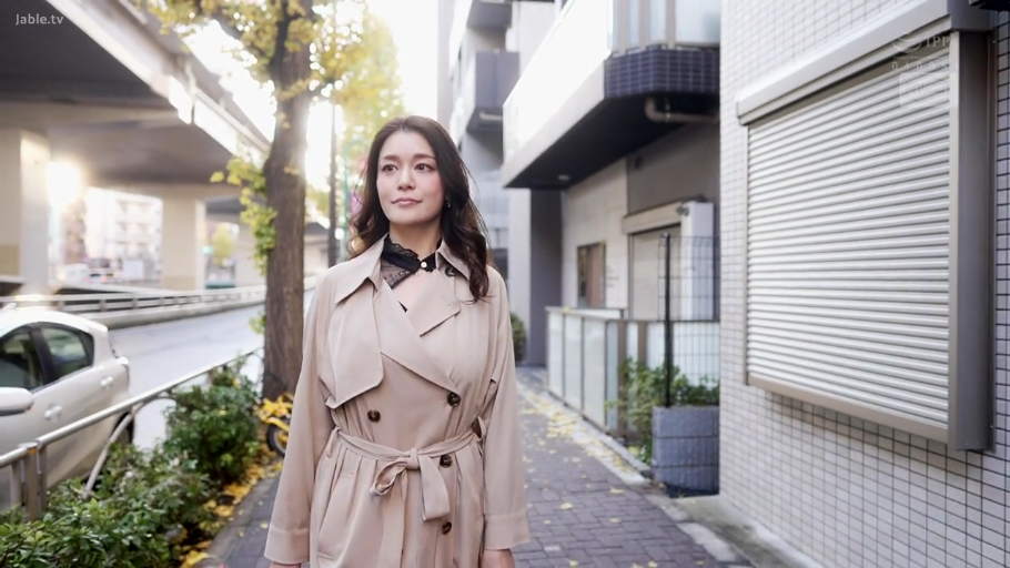 自信 · 户外街道 · 黑色蕾丝内衬 · 户外自然光 · 脸部中景