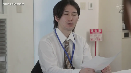 坐姿 · 办公室 · 领带 · 闭眼 · 半身 · 纸张 · 看文件 · 成年男性