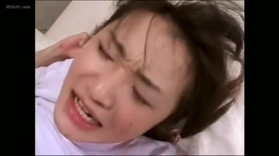 性交 · 脸部特写 · 卧室 · 仰卧 · 白色上衣 · 痛苦 · 乱发