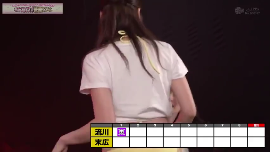 黄色泳装底裤 · 演播厅 · 计分表 · 画面下方带有计分表格