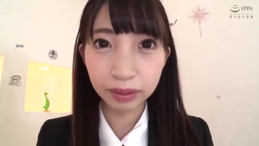 室内 · 顔部のクローズアップ · 注视 · 黑色西装外套 · 画质清晰