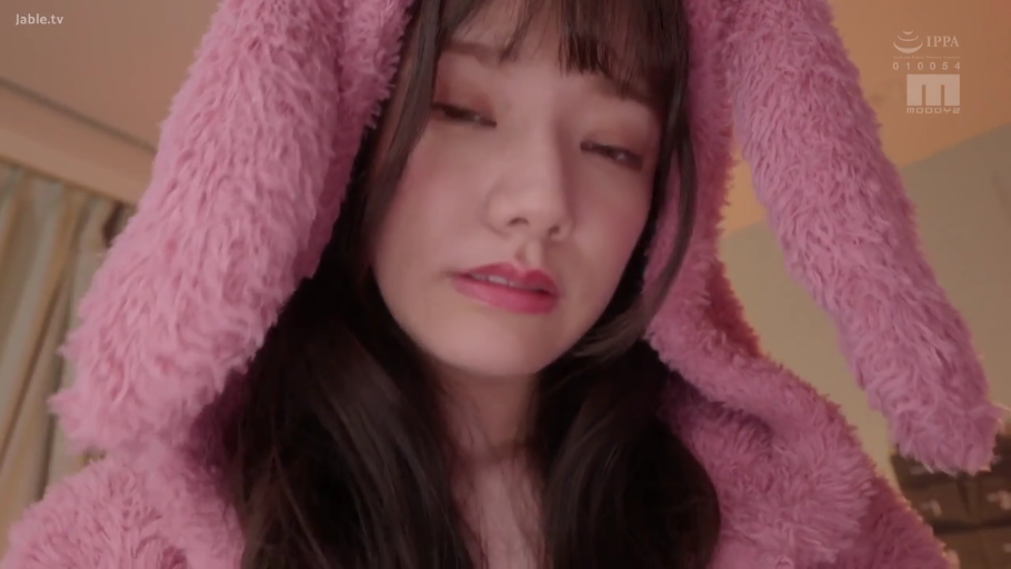 室内 · 脸部特写 · 粉色毛绒兔耳睡衣