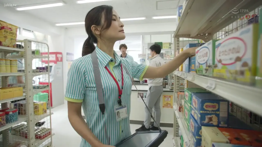 平静 · 便利店 · 平板电脑 · 侧身半身像 · 绿白条纹翻领短袖制服