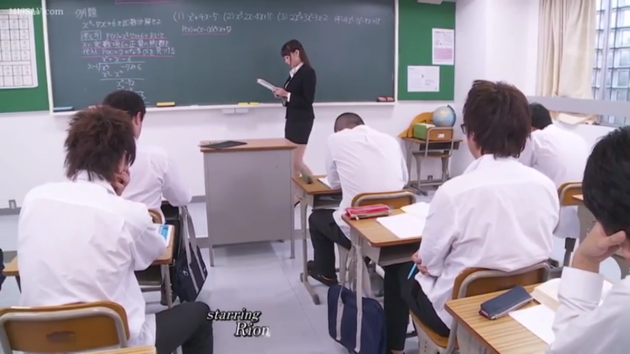 教室 · 专注 · 角色扮演 · 站立 · 职业装 · 远景 · 授课 · 黑板