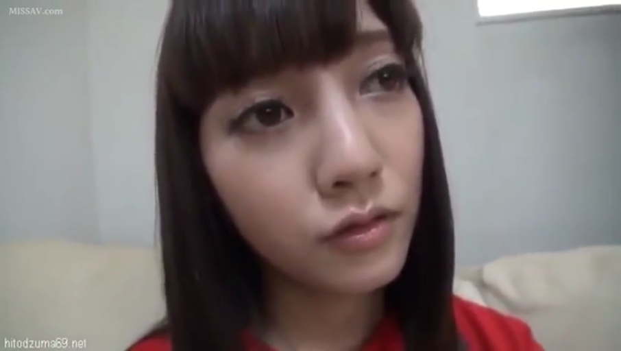 房间 · 眼睛特写 · 红色上衣 · 略带困惑