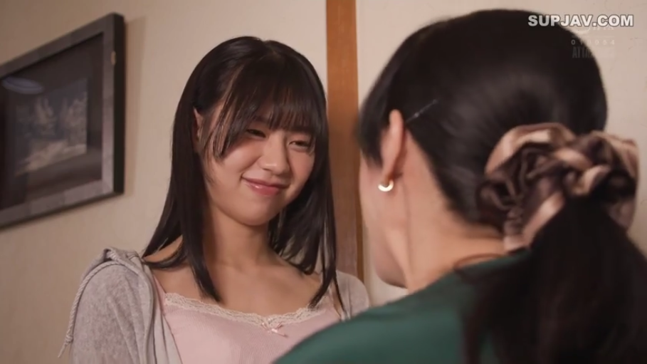 略带羞涩 · 灰色开衫外套 · 发圈 · 卧室或客厅 · 年轻女性面部特写