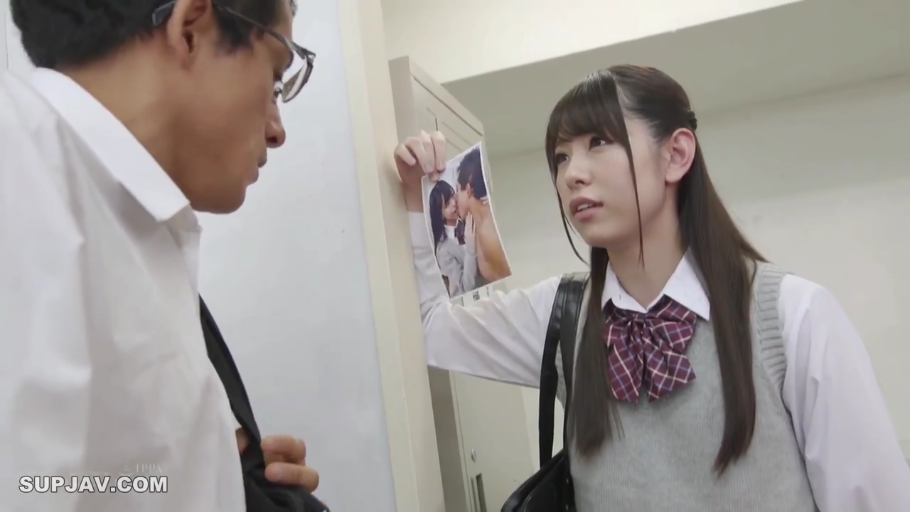 质疑 · 走廊 · チェック柄蝶ネクタイ · 照片 · 照片细节 · 照片上的内容是男女亲热