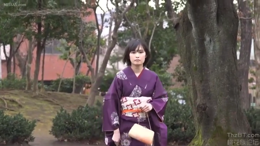 面无表情 · 树林 · 人物中景 · 小手包 · 深紫色和服