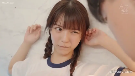 室内 · 面部特写 · 凝视 · 双马尾 · 体操服 · 躺卧 · 咬唇