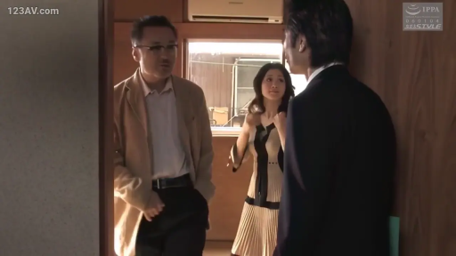 室内 · 交谈 · 眼镜 · 专注 · 站立 · 中景 · 连衣裙 · 熟女