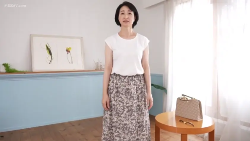 客厅 · 居家 · 手提包 · 注视镜头 · 全身特写 · 站立姿势 · 白衣长裙 · 端庄表情