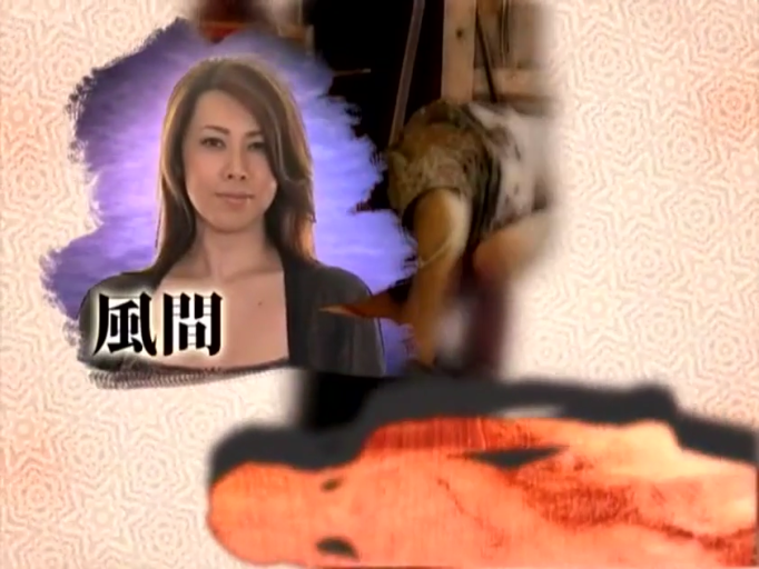 摄影棚 · 职业化微笑 · 日文字符 · 深色开衫 · 女演员面部特写 · 模糊处理的性行为片段