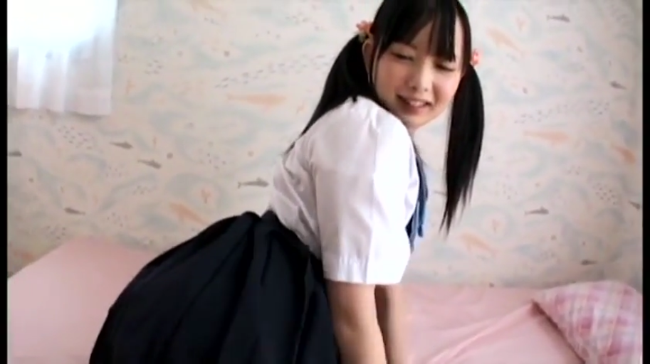 上半身特写 · 卧室 · 羞涩微笑 · 深色百褶裙