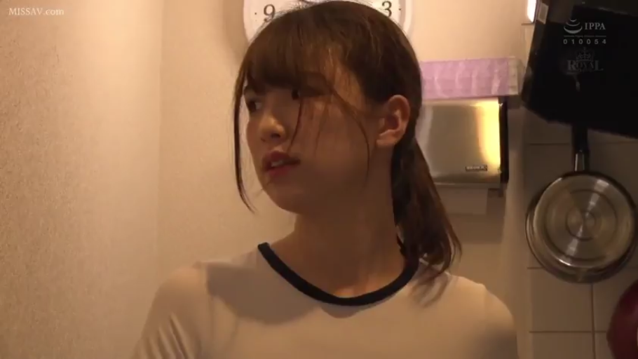 面部特写 · 厨房 · 不安 · 厨具 · 白色圆领T恤
