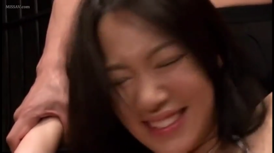 室内 · 脸部特写 · 黑色上衣 · 被抓握