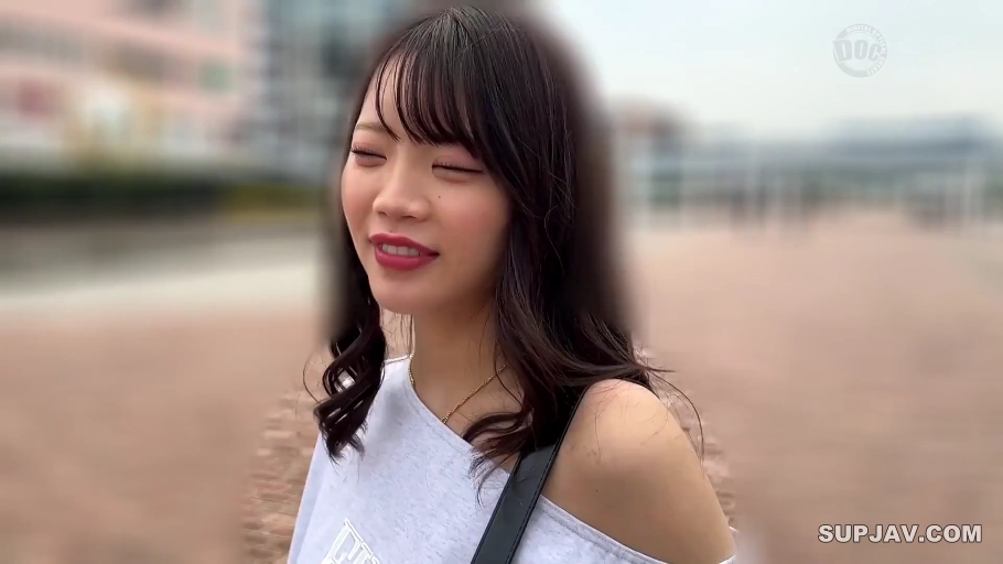肩部特写 · 屋外 · 闭眼微笑 · 浅色露肩上衣