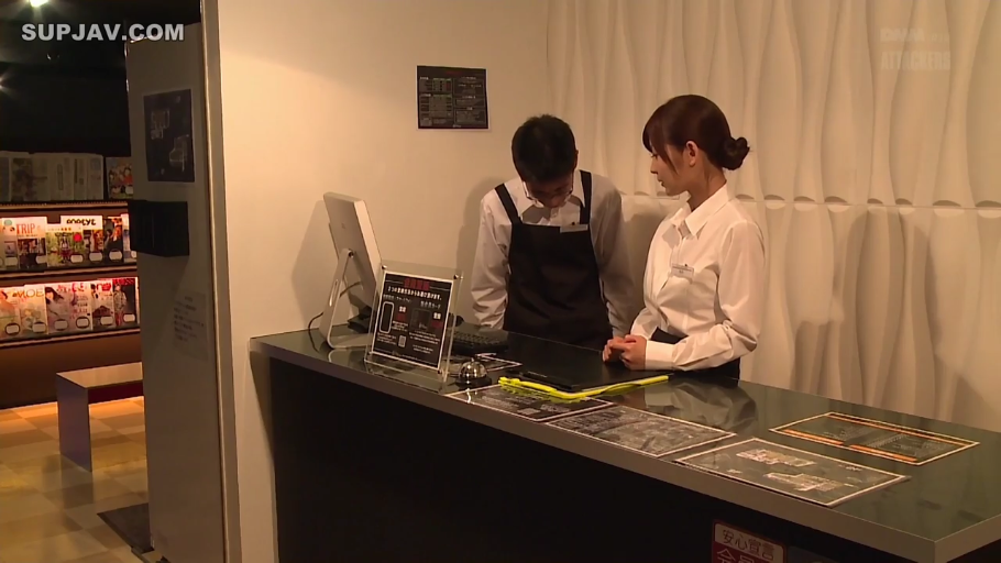 严肃 · 站立 · 白衬衫 · 电脑 · 远景 · 职场 · 工作 · 前台