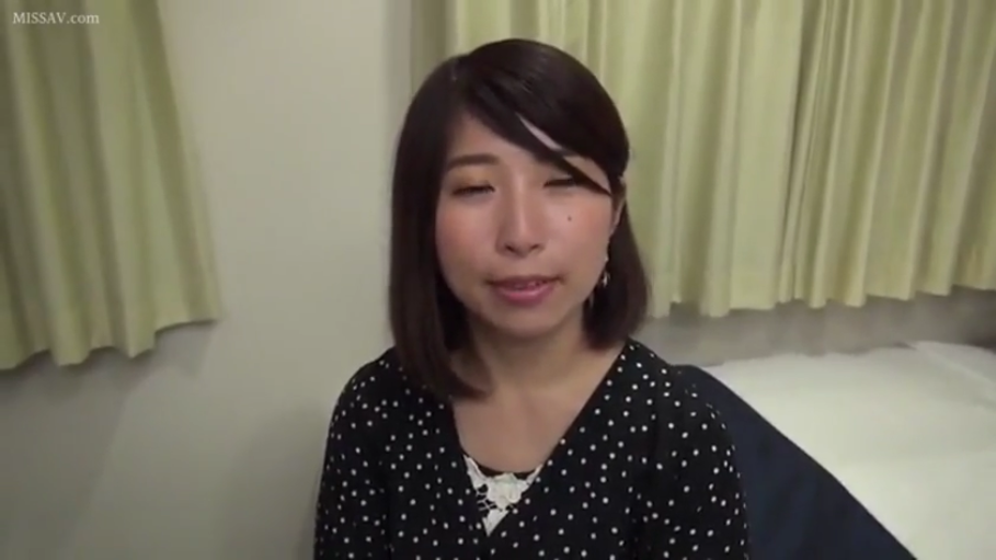 室内 · 坐姿 · 微笑 · 面对镜头 · 半身特写 · 窗帘 · 亚洲女性 · 波点上衣