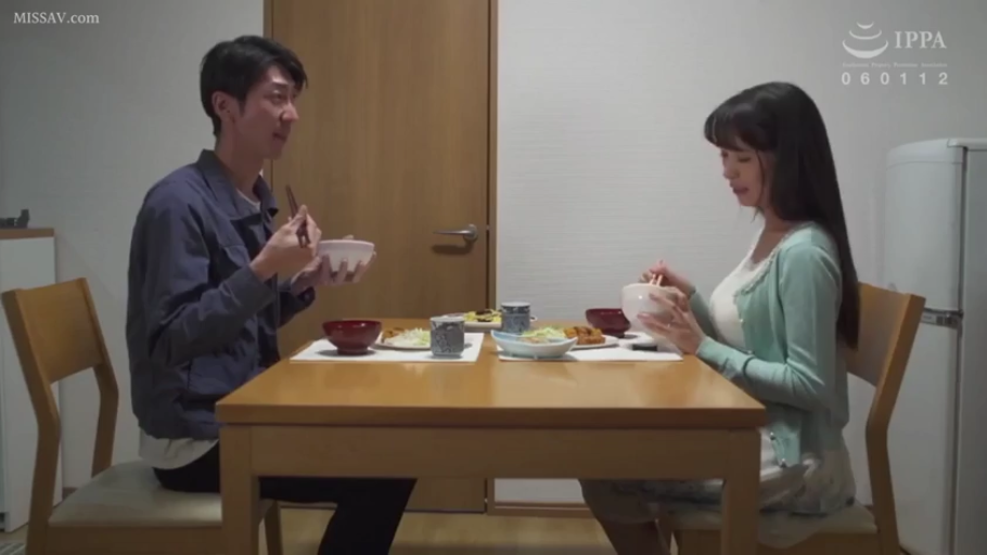 坐姿 · 中景 · 自然 · 针织衫 · 室内餐厅 · 吃饭 · 居家剧情 · 餐桌碗筷