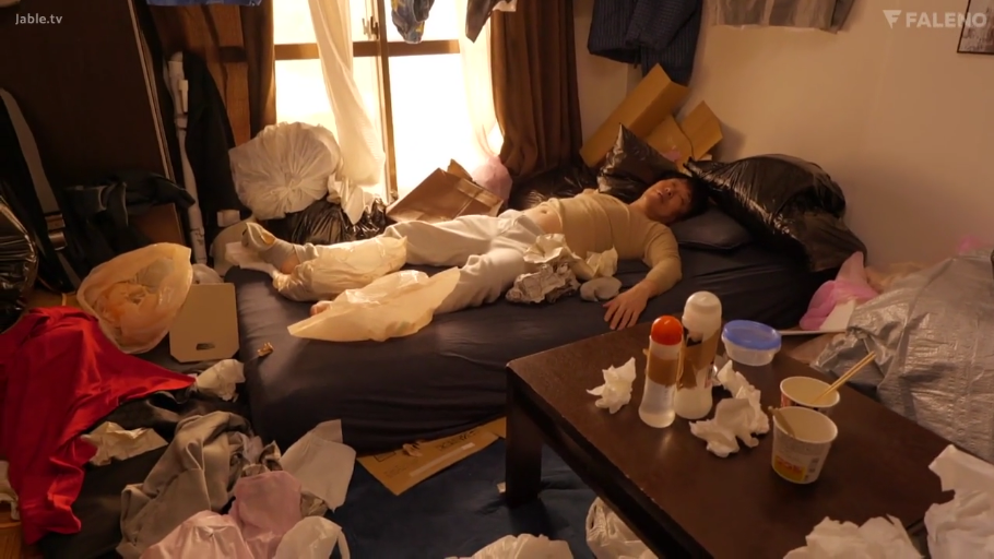 全景 · 闭眼 · 休闲服 · 躺卧 · 休息 · 纸巾 · 宅男 · 凌乱房间