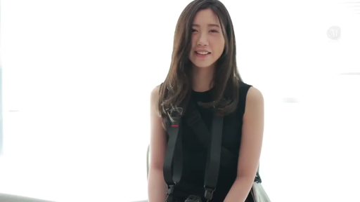 室内 · 微笑 · 半身 · 注视 · 相机 · 长发 · 黑色无袖衫 · 正面坐姿