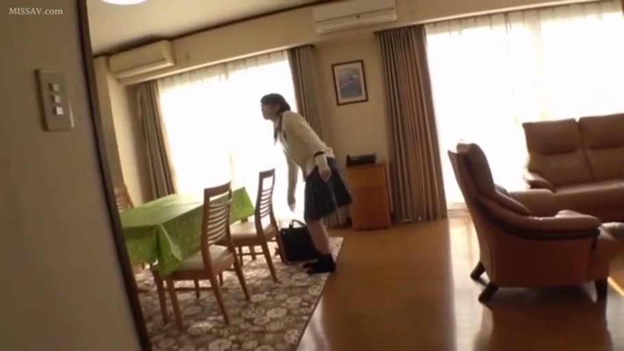 平静 · 客厅 · 白色长袖校服上衣 · 书包