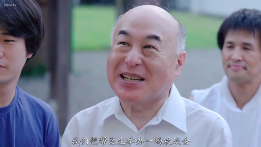 交谈 · 站立 · 白衬衫 · 微笑 · 面部特写 · 户外 · 大叔