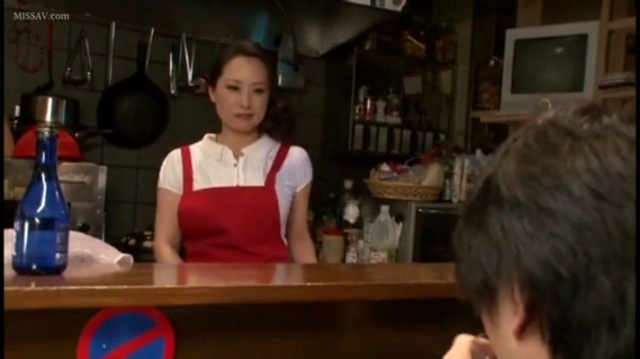 微笑 · 吧台 · 红色围裙 · 红色围裙 · 女人的面部特写