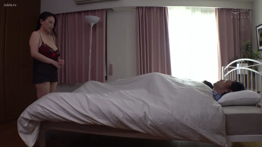 卧室 · 站立 · 微笑 · 床 · 远景 · 注视 · 吊带睡裙