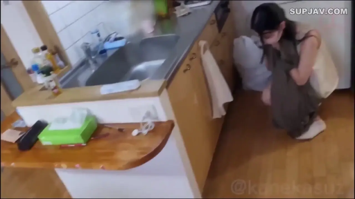 蹲姿 · 远景 · 厨房 · 吊带背心 · 遮掩