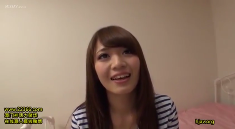 坐姿 · 脸部特写 · 卧室 · 微笑 · 交流 · 长发 · 条纹上衣