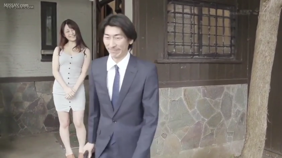 户外建筑门口 · 女士灰色吊带包臀裙 · 中景拍摄 · 女性温柔微笑