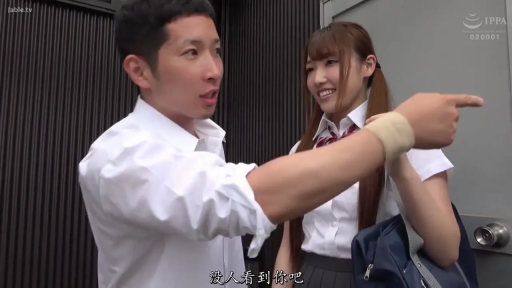 领结 · 学生包 · 室外 · 人物半身特写 · 女学生微笑 · 字幕显示：没人看到你吧