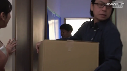 走廊 · 纸箱 · 深蓝色长袖衬衫 · 男子侧脸特写 · 女子等待状
