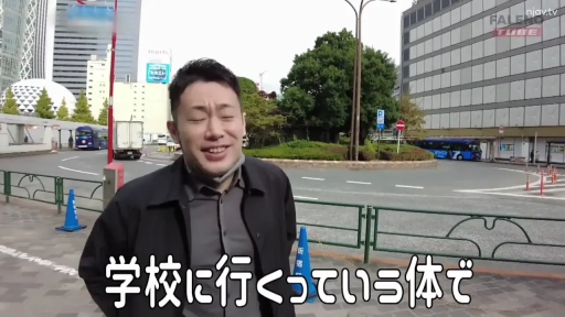 深色外套 · 城市街道 · 日语字幕 · 人物面部特写 · 正在说话 · 无
