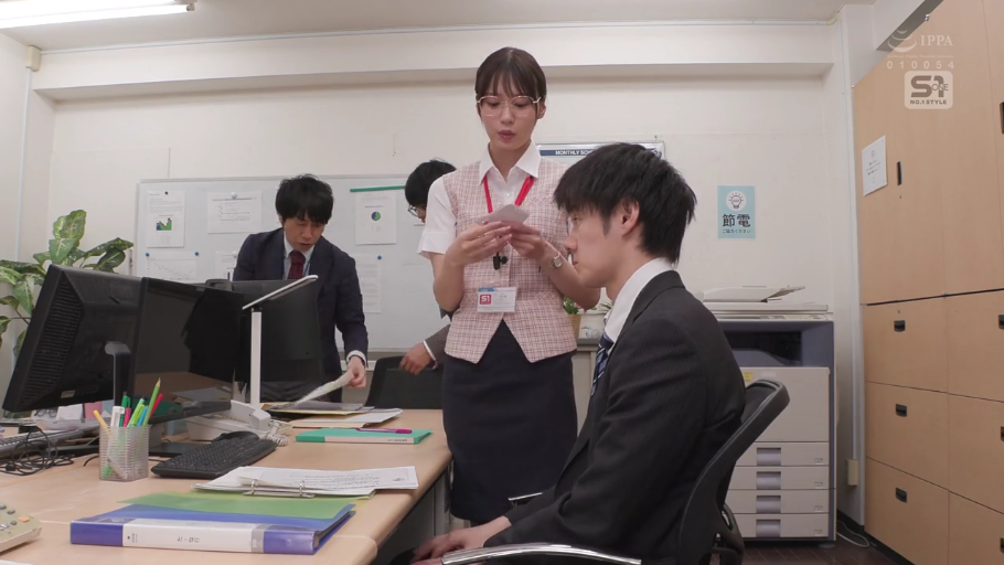 专注 · 领带 · 办公室 · 深色包臀裙 · 文件柜