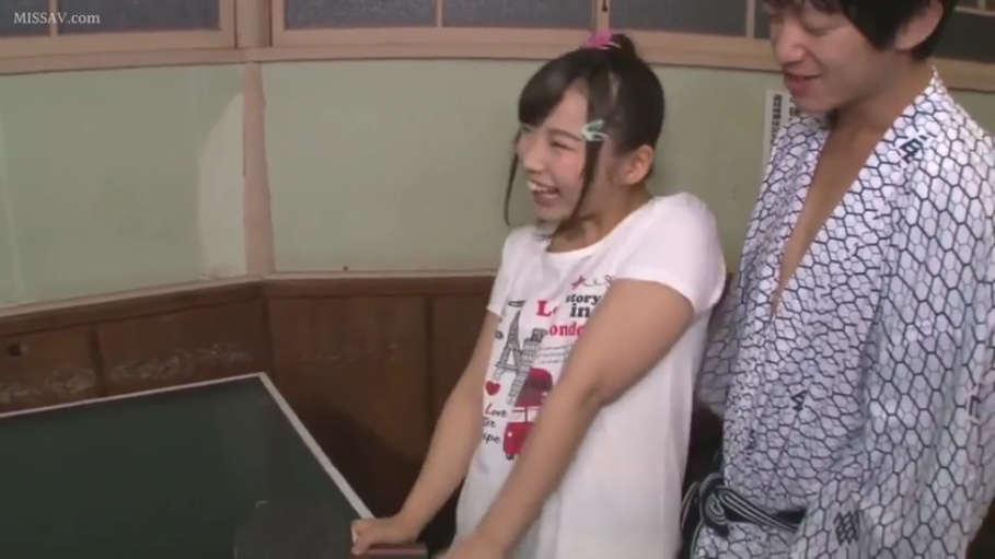 休息室 · 开心 · 乒乓球拍 · 两人上半身镜头 · 女子穿白色印花短袖T恤
