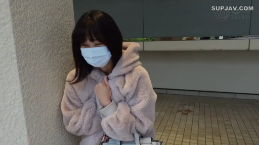 室外 · 头部特写 · 笑意 · 口罩 · 浅粉色毛绒连帽外套