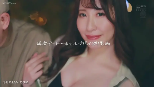 胸部特写 · 酒店房间 · 浅色外搭 · 妩媚看着镜头