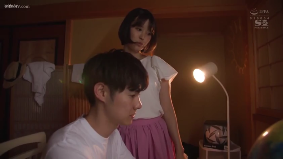 卧室 · 足球 · 粉色长裙 · 男性侧脸特写 · 女性眼神下视 · 背景有屏风