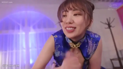 室内 · 俯身 · 微笑 · 紫色灯光 · 脸部近景 · 眼神交流 · 蓝色旗袍