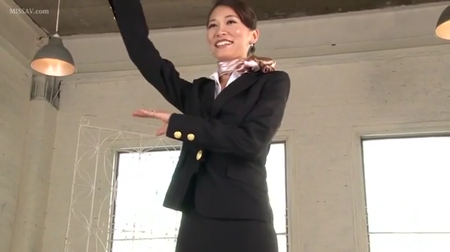 拍摄棚 · 丝巾 · 上半身特写 · 职业微笑 · 丝巾