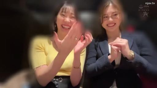 室内 · 眼镜 · 面部特写 · 开心 · 黄色针织短袖 · 画面有模糊处理