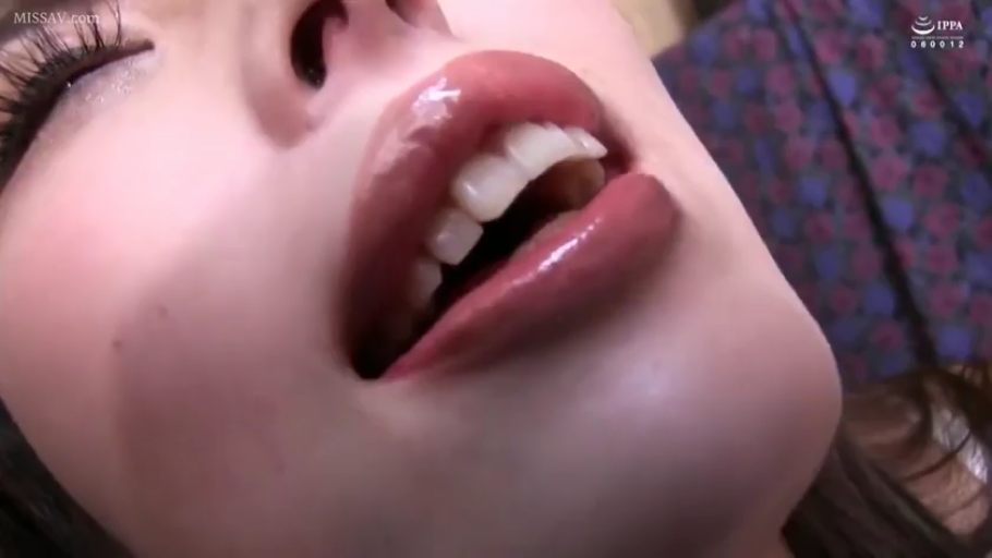 室内 · 仰躺 · 嘴部特写 · 碎花裙