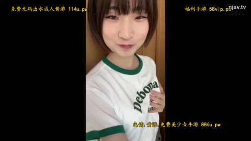 室内 · 站立 · 微笑 · 上半身 · 短发 · 白色T恤 · 揉胸